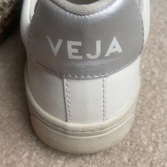 Veja URCA CWL White Silver Sneakers Women’s Size 9, Retail $135 - Picture 4 of 8
